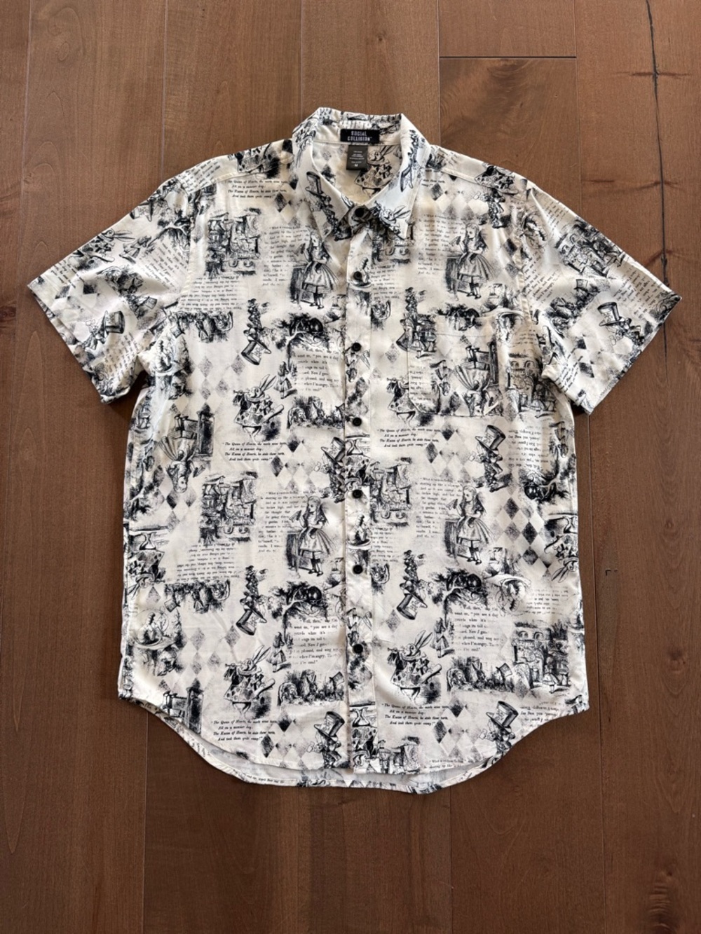 Social Collision Alice in Wonderland Rayon Button Up Shirt Men’s M